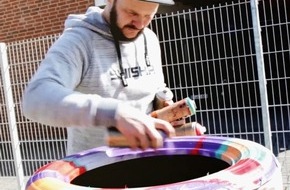 reifencom GmbH: Graffiti-Star René Turrek animiert zum Reifenwechsel - mit origineller Spray-Aktion bei reifen.com