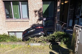 Polizeipräsidium Krefeld: POL-KR: Cracau: Auto landet nach Unfall im Souterrain
