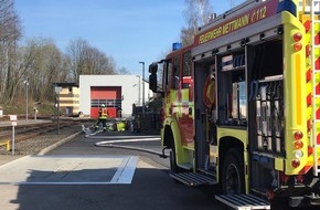 Feuerwehr Mettmann: FW Mettmann: Gasausströmung auf dem Gelände der Regio-Bahn in Mettmann. Aufmerksame Mitarbeiter verhindern schlimmeres. Feuerwehr sperrte große Bereiche ab. Keine Verletzten