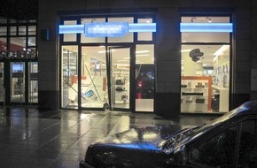 Polizei Bochum: POL-BO: Blitzeinbruch: Täter zerstören Ladentür mit Kleinwagen - Zeugen gesucht