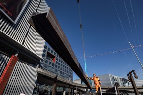 270 t Stahlträger stützen SBB-Tunnel am Flughafen Zürich
