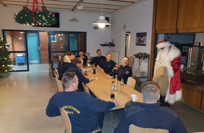 Feuerwehr Lübeck: FW-HL: Besonderer Gast bei der Berufsfeuerwehr / Der Weihnachtsmann besuchte Heiligabend auch die Berufsfeuerwehr Lübeck