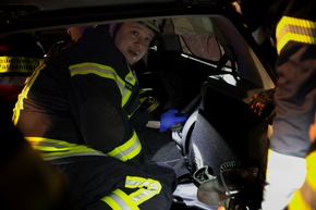 FW LK Neunkirchen: Drei Verletzte bei Unfall - Feuerwehr rettet Schwerverletzte aus Wrack