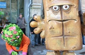 KiKA - Der Kinderkanal ARD/ZDF: Bernd das Brot steht wieder vor dem Erfurter Rathaus