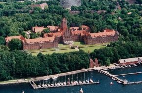 Presse- und Informationszentrum Marine: Deutsche Marine: Pressetermin - Vereidigung von 255 Marine-Offizieranwärtern im "Roten Schloss am Meer"