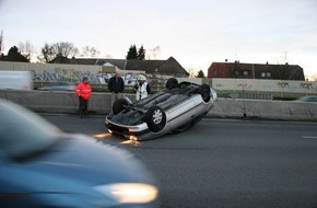 Feuerwehr Essen: FW-E: Verkehrsunfall auf der A40, PKW überschlagen