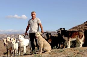 sixx: König der Hunde! Der berühmteste Hundetrainer der Welt startet mit neuer Show: "Cesar Millan: Auf den Hund gekommen" ab 9. Juli 2014 um 20.15 Uhr auf sixx