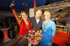 Hapag-Lloyd Cruises: 10 Jahre Jubiläum "MS EUROPA meets Sansibar": Sarah Wiener und Peter Lohmeyer sind Mr. und Mrs. Sylt (BILD)