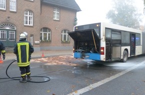 Freiwillige Feuerwehr Bedburg-Hau: FW-KLE: Linienbus in Brand geraten