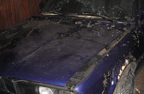 Polizeiinspektion Hameln-Pyrmont/Holzminden: POL-HOL: Stadtoldendorf - Mardieksweg: PKW in Brand geraten - Polizei geht von Brandstiftung aus / 2.000,-- EUR Schaden -