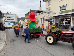 FW Weinheim: Jugendfeuerwehr Weinheim beteiligt sich mit kreativem Motivwagen am Sommertagszug