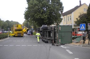 Polizeiinspektion Hameln-Pyrmont/Holzminden: POL-HM: Verkehrsunfall / Sattelzug kippt um / Fahrer leicht verletzt