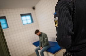 Bundespolizeidirektion München: Bundespolizeidirektion München: Mann kommt von Zugfahrt nicht mehr nach Hause/ Bundespolizei bringt gesuchten Reisenden hinter Gitter