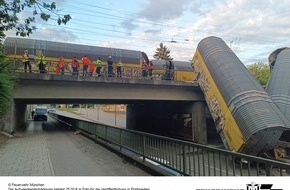 Feuerwehr M&uuml;nchen: FW-M: G&uuml;terwaggons st&uuml;rzen nach Kollision ab (Milbertshofen)