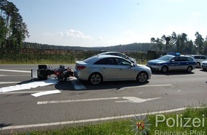 Polizeipräsidium Westpfalz: POL-PPWP: Ramstein-Von der Sonne geblendet und auf den Vordermann geknallt