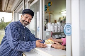 Ostsee-Holstein-Tourismus e.V.: Exklusiv zum Weltfischbrötchentag: Jetzt redet das Fischbrötchen