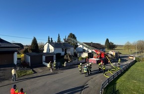 Feuerwehren VG Westerburg: FW VG Westerburg: Kaminbrand greift auf Dachstuhl über - Feuerwehren verhindern größeren Gebäudeschaden