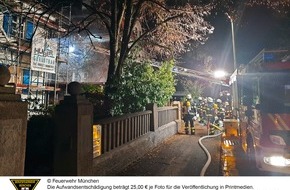 Feuerwehr München: FW-M: Zwei Carports in Brand (Solln)