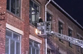 Feuerwehr der Stadt Arnsberg: FW-AR: Löschzug Neheim rettet bei Einsatzübung Personen aus verrauchtem Firmengebäude