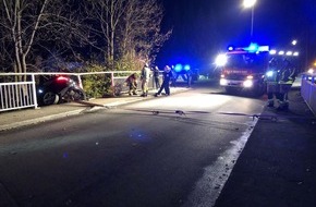 Polizei Minden-Lübbecke: POL-MI: Pkw durchbricht Brückengeländer und stürzt in den Bach