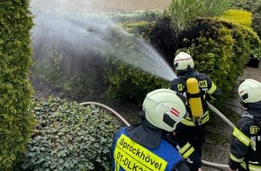 Feuerwehr Sprockhövel: FW-EN: Heckenbrand mit Brandrauchausbreitung in Gebäude