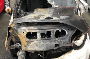 Polizei Mönchengladbach: POL-MG: Unbekannte setzen Autos und Baustellenplane in Brand: Zeugensuche