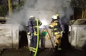 Feuerwehr Herdecke: FW-EN: Branndmeldealarm deckt vermutlich Einbruch auf - Zwei Altpapiercontainer brannten gleichzeitig in voller Ausdehnung