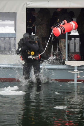 Marine - Bilder der Woche: Eisige Premiere, Erster Tauchgang im Freiwasser der angehenden Minentaucher