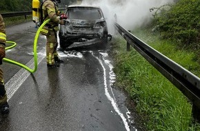 Feuerwehr Ratingen: FW Ratingen: Ratingen, PKW-Brand auf der BAB3, 24.04.23, 11:01 Uhr