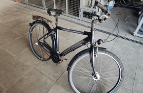 Polizeiinspektion Heidekreis: POL-HK: Hademstorf: In Haus eingestiegen; Bispingen: Gegen Ampel gefahren; Walsrode: Scheiben mit Gullydeckel eingeworfen; Bispingen: In Bauernhaus eingeschlichen; Soltau: Eigentümer zu Fahrrad gesucht (FOTO)