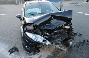 Polizei Hagen: POL-HA: Zwei Leichtverletzte nach Unfall auf Kreuzung in Wehringhausen