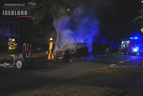 FW-MK: BMW brennt in voller Ausdehnung - Feuer greift auf weiteren PKW über