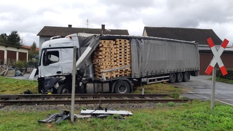 Bundespolizeiinspektion Kassel: BPOL-KS: Unfall am Bahnübergang: Zug kollidiert mit LKW