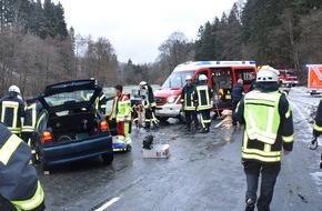 Feuerwehr Attendorn: FW-OE: Schwerer Verkehrsunfall beschäftigt Feuerwehr und Rettungsdienst in Attendorn