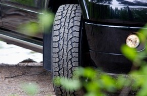 Nokian Tyres: Neuer Nokian Rotiiva AT Sommerreifen bietet festen Griff und stabile Haltbarkeit für SUV / Steinschleudern reinigen die Profilrillen (mit Bild)