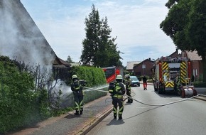 Feuerwehr Bocholt: FW Bocholt: Heckenbrand