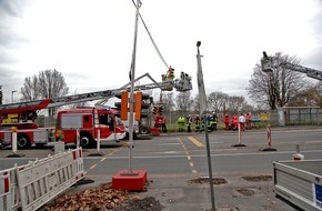 Feuerwehr Essen: FW-E: Arbeiter im Korb seines Hubsteigers in sechs Metern Höhe festgeklemmt