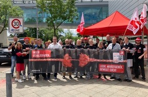 IGBCE Nordost: B. Braun Melsungen AG Pharma in Berlin-Rudow - Beschäftigte demonstrieren für Tarifforderungen