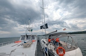 Hauptzollamt Singen: HZA-SI: Bodenseepiraten in Seenot - Zoll hilft / Zollboot schleppt manövrierunfähige Segeljacht in tiefere Gewässer