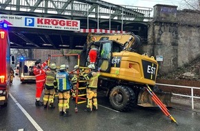 Feuerwehr Essen: FW-E: Bagger kollidiert mit Brücke - eine schwerverletzte Person
