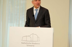 Erzbistum Paderborn: Demokratie braucht Haltung und Verantwortung - Dreik&ouml;nigsempfang in der Katholischen Akademie Schwerte mit Verfassungsgerichtspr&auml;sident Prof. Dr. Stephan Harbarth