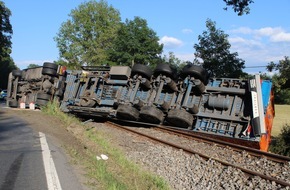 Kreispolizeibehörde Soest: POL-SO: Warstein-Belecke - Lkw mit Holzhackschnitzeln kippt auf Bahngleise
