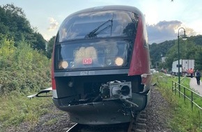 Polizeiinspektion Waldfischbach-Burgalben: POL-PIWFB: Zug kollidiert mit Sattelzug