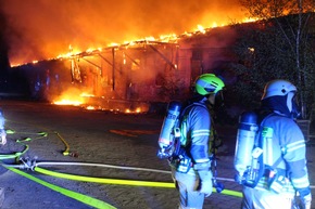 FW Helmstedt: Leerstehende Lagerhalle in Vollbrand