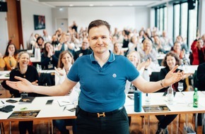 Khatrao Consulting GmbH: Patrick Khatrao von der Golden Voice Academy: Hörbuchsprecher werden als Quereinsteiger – so baut sich jeder von zu Hause aus ein erfolgreiches Business auf