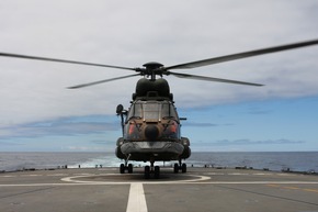 Marine - Bilder der Woche: Südafrikanische Luftwaffenhelikopter landen auf der Fregatte &quot;Brandenburg&quot;