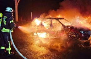 Freiwillige Feuerwehr Celle: FW Celle: Pkw brennt in Altencelle in Vollbrand