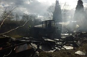 Feuerwehr Oberhausen: FW-OB: Schuppenbrand am Schemmannsfeld/Radladerfahrer unterstützt die Oberhausener Feuerwehr