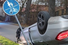 Kreispolizeibehörde Höxter: POL-HX: Verletzte Person nach Alleinunfall
