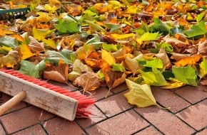 Verbraucherzentrale Nordrhein-Westfalen e.V.: Herbstlaub: Wann Fegen Pflicht ist